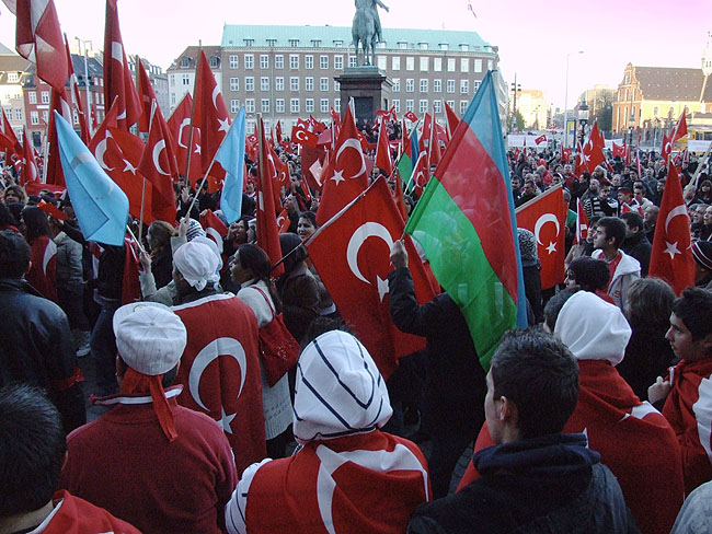 image/tyrkisk_demonstration-12.jpg